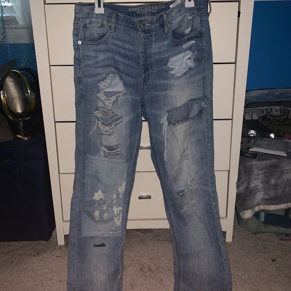 AMERICAN EAGLE: Distressed Mom Jeans